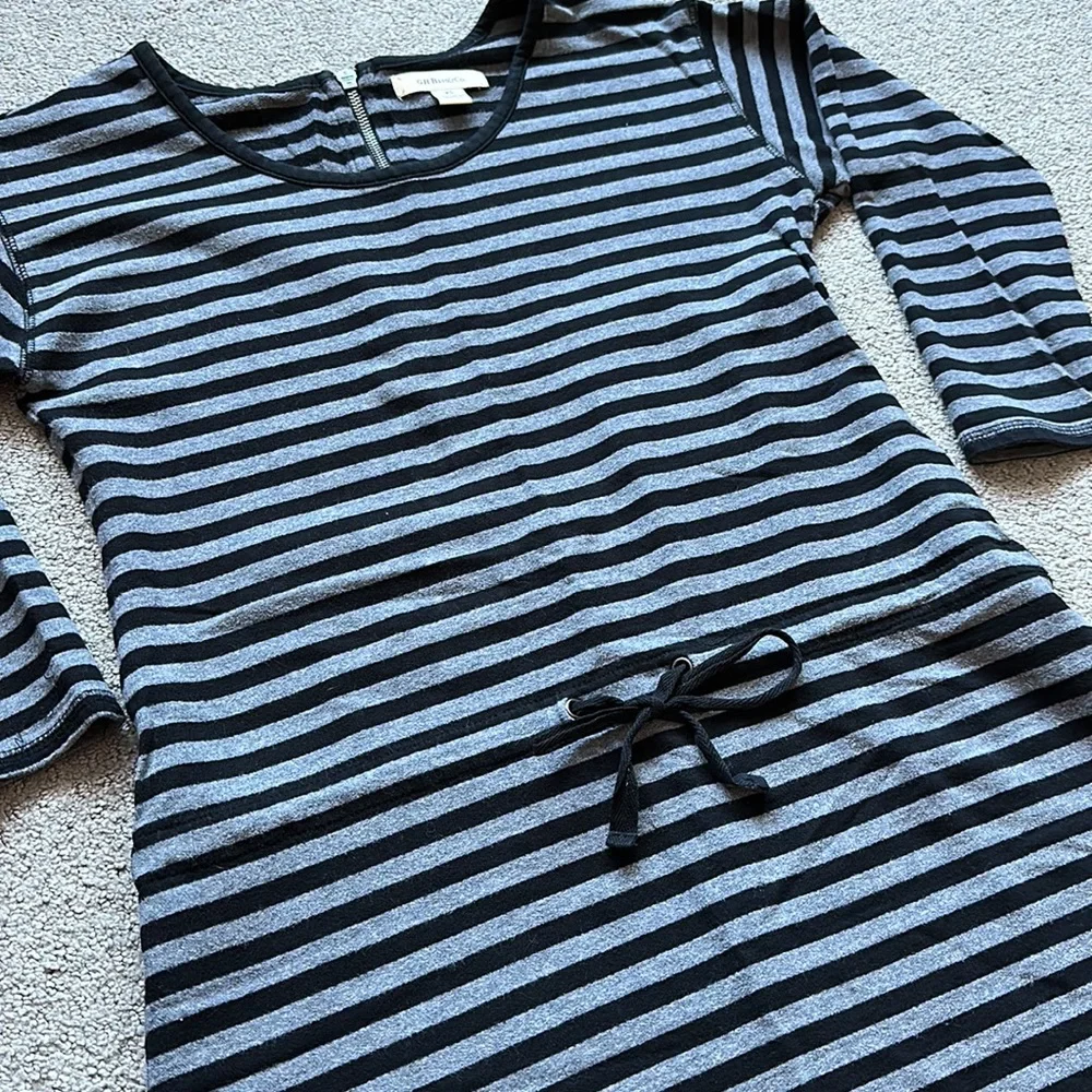 •G.H. BASS & CO.• Women’s 3/4 Sleeve Black and Grey Striped Dress - Picture 2 of 7
